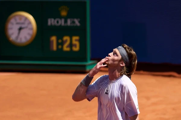 Triunfo de jerarquía: Rublev se recupera ante Medjedovic y es finalista en Barcelona