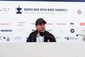 Carlos Alcaraz abandona Barcelona por lesión: “Es más serio de lo que esperábamos”