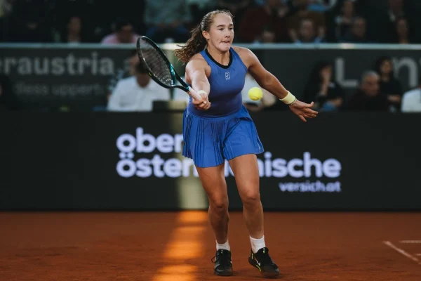 Andreeva resurge entre las llamas y firma una remontada de carácter en Stuttgart