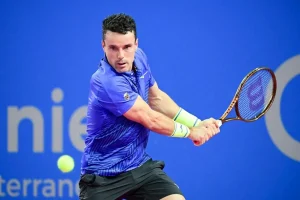 Un latigazo cervical fuerza la retirada de Roberto Bautista ante Berrettini