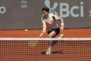 Camilo Ugo Carabelli sigue soñando en Marrakech tras una dura batalla a tres sets