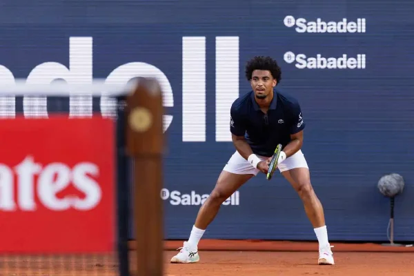 Arthur Fils pisa fuerte y se mete en semifinales en Barcelona