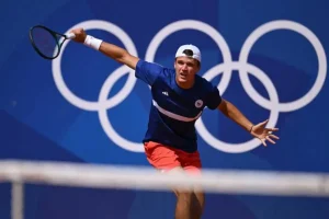 Jakub Mensik, baja en Múnich por una infección en el pie derecho