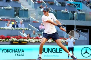 Madrid se rinde a Jódar: Lección de tenis ante De Miñaur