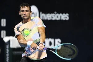 Bucarest le sienta bien: El contundente paso de Navone para avanzar a cuartos de final en Rumania