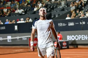 Distinta superficie, misma piedra: Paul frena otra vez a Etcheverry