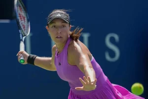 Pegula suma otra remontada y avanza en Charleston