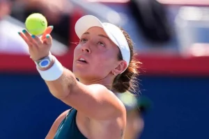 Pegula reaccionó a tiempo y evitó la sorpresa en su debut en Charleston