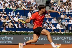 Con la cabeza fría y el juego encendido: Ugo Carabelli supera el desafío Monfils