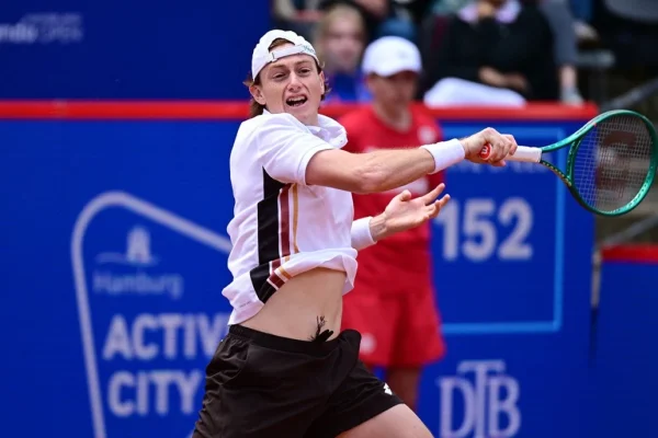 Tenis total en Hamburgo: Nacho Buse arrasa ante Mensik para ser cuartofinalista