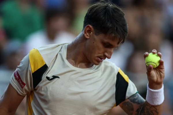 Ugo Carabelli batalla para vencer a Tiafoe en dos tiebreaks en Hamburgo