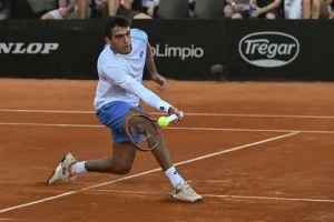 Román Burruchaga se derrumba ante Auger-Aliassime en Roland Garros
