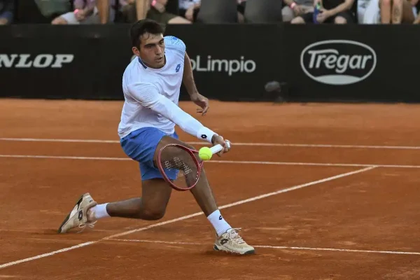 Román Burruchaga se derrumba ante Auger-Aliassime en Roland Garros