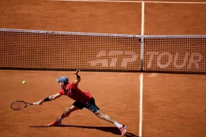 El último baile de Bautista sigue brillando, triunfo 102 en Roma