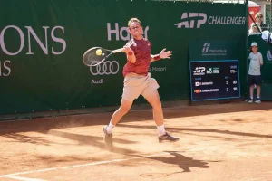 Carballés Baena saca adelante su debut en Roland Garros