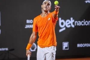 Cerúndolo desactiva los trucos de Gaston y empieza a crecer en Roland Garros
