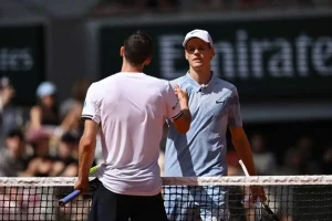 ¿Cuáles fueron los motivos que llevaron a la retirada de Sinner en Roland Garros?
