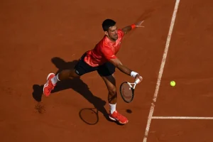La jerarquía de Djokovic termina sofocando el fuego francés en la Chatrier
