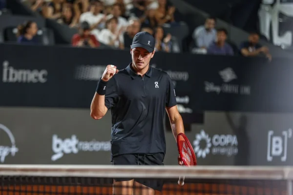 El rugido de Fonseca sacude París: Remontada épica y duelo soñado ante Djokovic