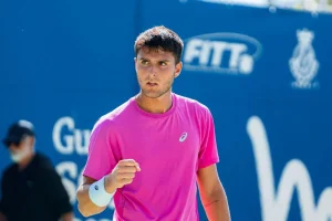 Intratable: Llamas se zambulle en el cuadro principal de Roland Garros