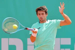Mariano Navone deja escapar sus chances y cae en una dura batalla en París