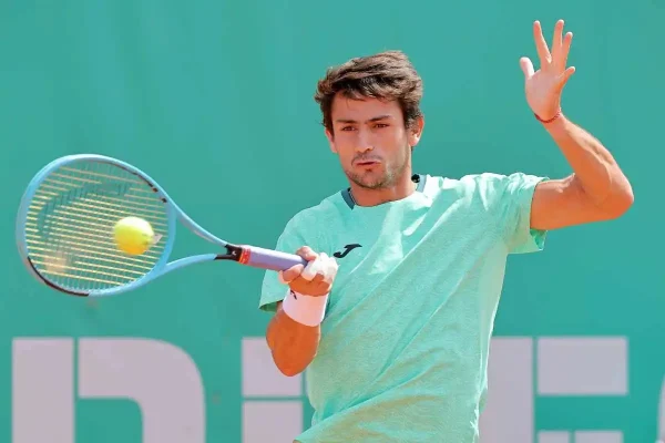 Mariano Navone deja escapar sus chances y cae en una dura batalla en París