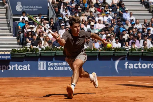 Camilo Ugo Carabelli choca ante el poderío de Rublev en París