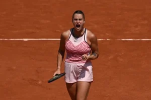 Sabalenka ajusta su nivel y sigue adelante en Roland Garros