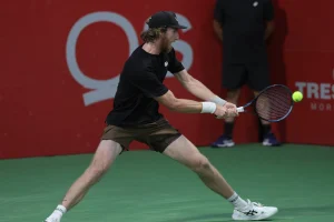 Smith remonta dos veces y levanta el trofeo en Bengaluru