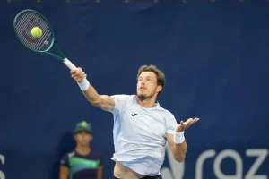Pablo Carreño sonríe en la hierba de Wimbledon tras el amargo abandono de Shapovalov