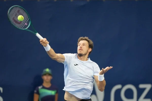 Pablo Carreño sonríe en la hierba de Wimbledon tras el amargo abandono de Shapovalov