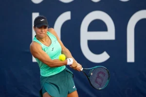 Bouzas afianza su juego en la hierba y progresa en Nottingham