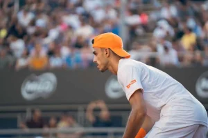 Debut y triunfo: Cerúndolo evita el derrumbe en Queen’s