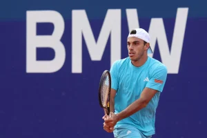 El césped le cae bien: Cerúndolo aterriza en la final de Queen’s