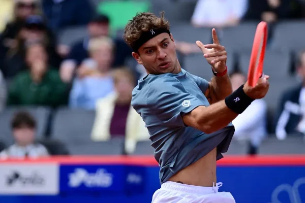 Un agónico desempate salva a Cobolli del abismo ante un heroico Svajda en Roland Garros