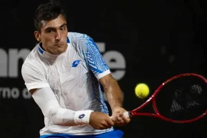 Román Burruchaga no puede con la lógica y cae en Wimbledon