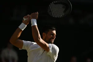 Djokovic sortea una emboscada en su regreso a Wimbledon