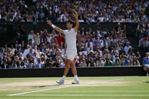 “Estamos especulando”: Agassi exige saber más sobre la lesión de Alcaraz