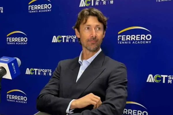 Ferrero abre la puerta a una posible colaboración con Sinner: “Sería maravilloso entrenarlo”