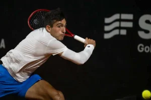 Román Burruchaga tropieza en un duro partido en Eastbourne
