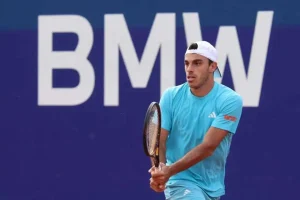 El césped le cae bien: Cerúndolo aterriza en la final de Queen’s