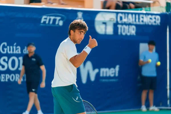 Daniel Mérida da el primer paso en Wimbledon tras el retiro de Carabelli