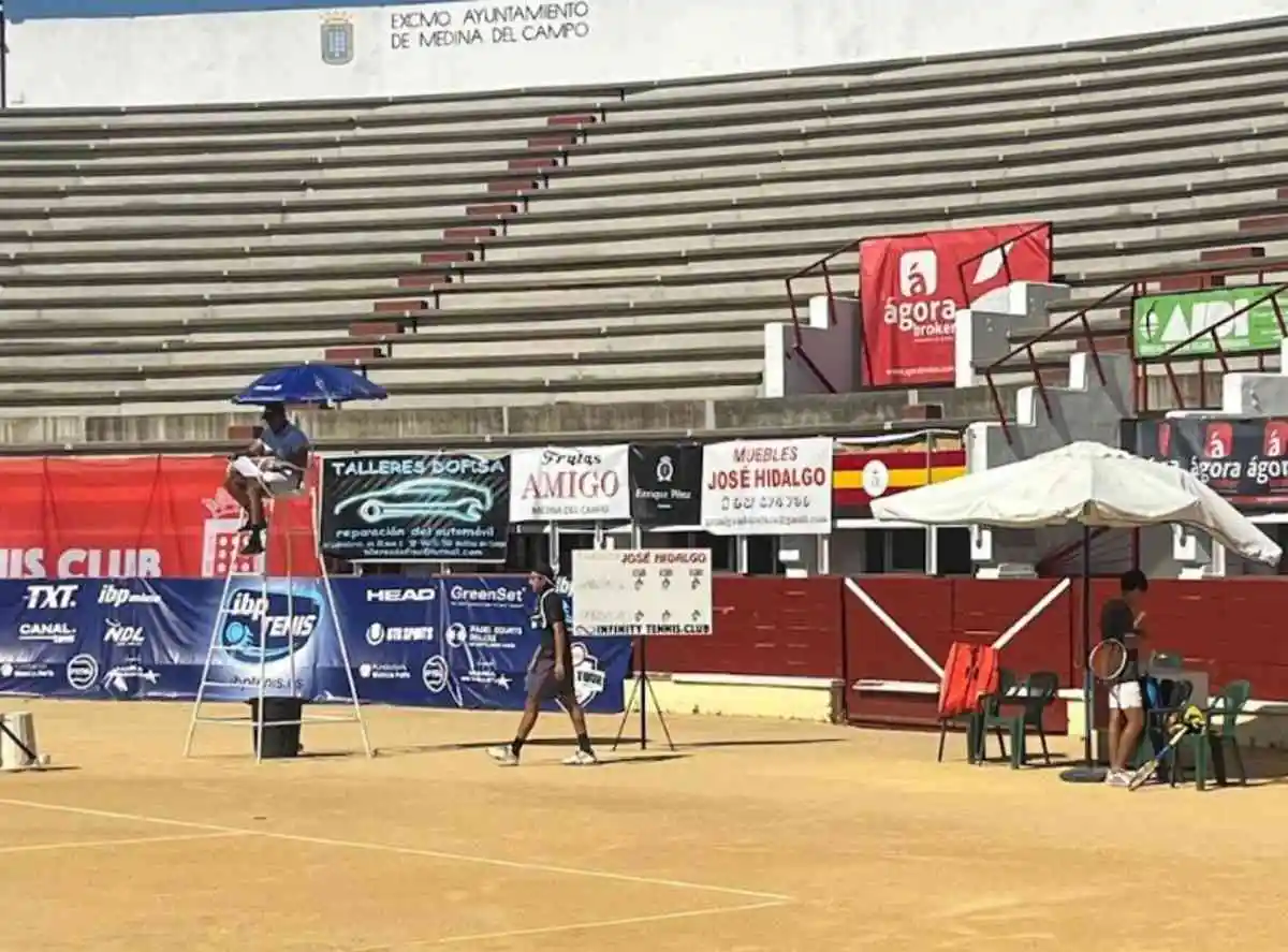 open villa de las ferias la plaza de toros de medina del campo lista para su torneo de tenis base y el ibp