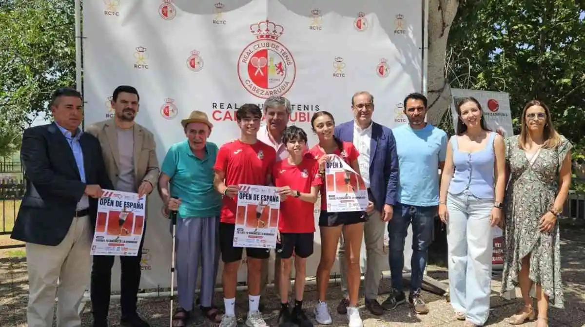 presentacion por todo lo alto de una nueva edicion del torneo de tenis caceres patrimonio de la humanidad trofeo orencio carrascal