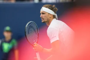 Zverev sobrevive al fuego cruzado y mantiene el rumbo en Londres