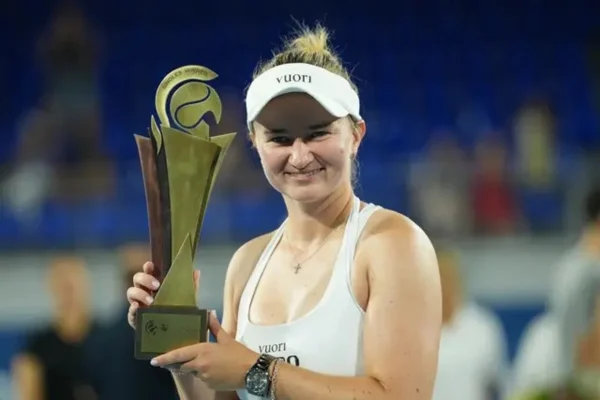 Krejcikova vence a la griega Sakkari y se consagra en Atenas