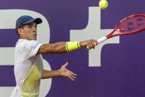 Sebastián Báez se sobrepone a un gran susto en Bastad