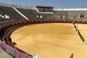 ¿Cómo se convierte la plaza de toros de Medina del Campo en dos pistas de tenis?