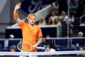 A paso firme: Davidovich Fokina no le da opciones a Trungelliti en Umag