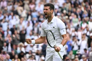 Djokovic vence al reloj, al desgaste y a Auger-Aliassime para seguir soñando en Wimbledon